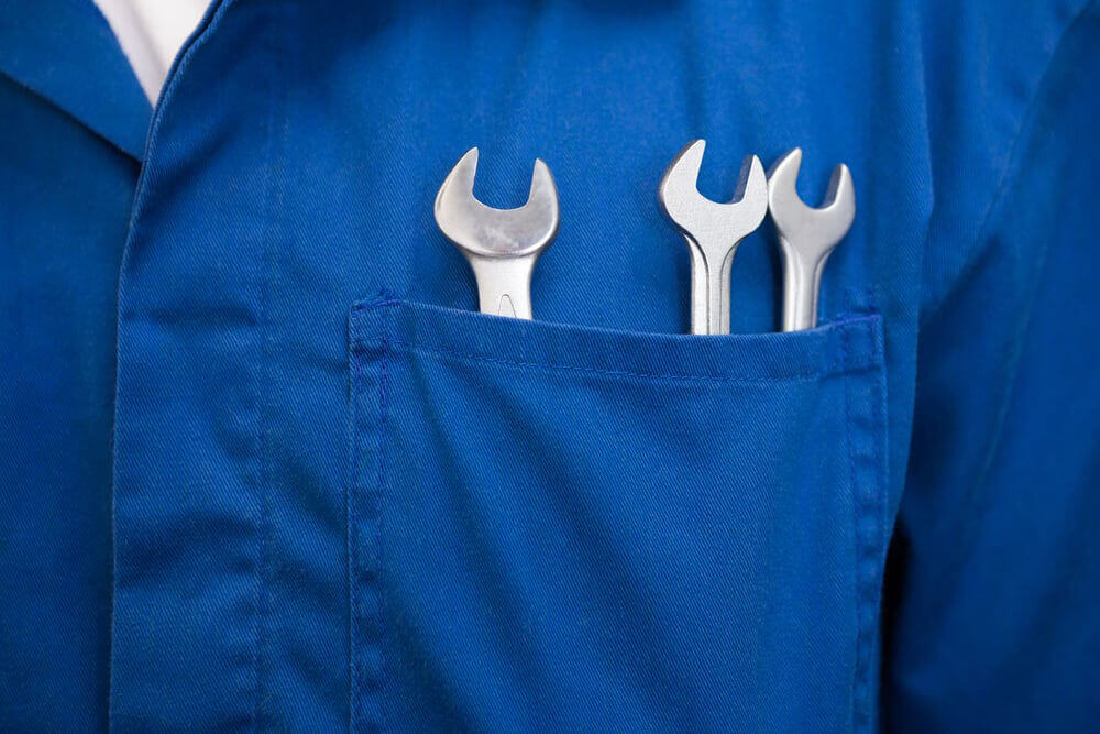 Mechanic-with-wrenches-in-pocket-at-the-repair-garage-1